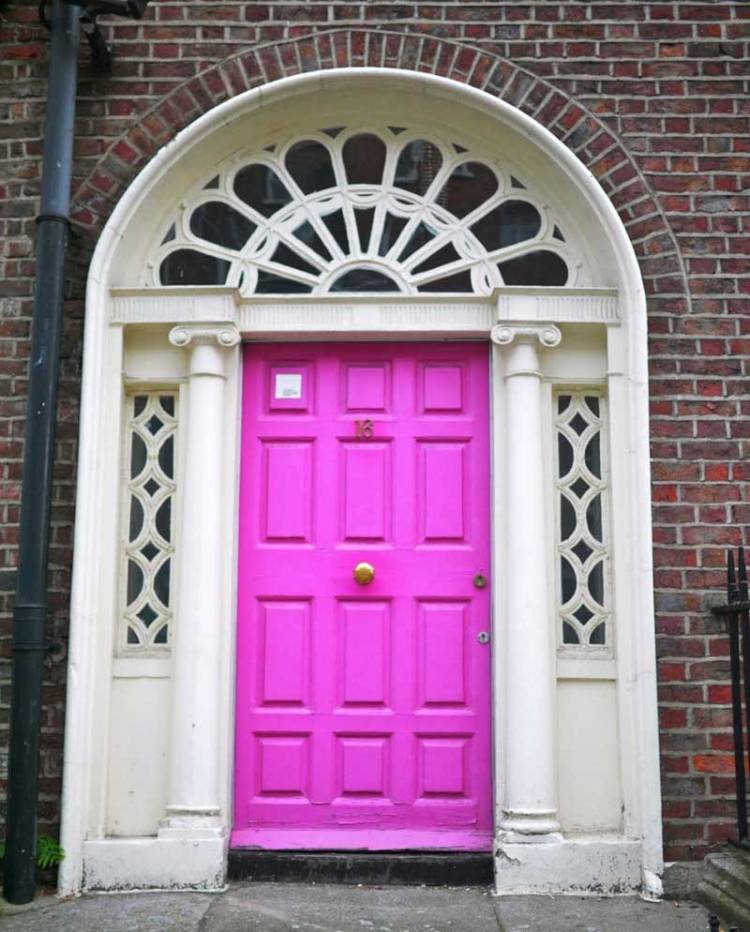 Входная дверь в английском стиле | Дизайн входной группы, входа в дом, входной двери, крыльца частного, загородного дома, фото примеры, решения