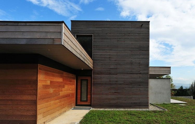 La combinación de bloques de madera de varios tamaños y colores: frente a una casa de madera.