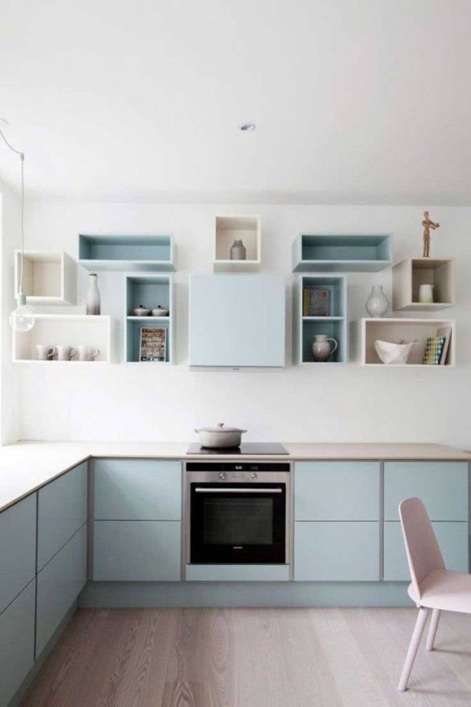 Дизайн Маленької Кухні | Мінімальний дизайн кухні контрастними і нейтральними відтінками кольорів: фото
