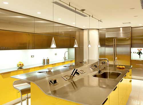 Металлическая столешница | Серо Черно Желтая кухня с черной столешницей, с коричневым, фартук, стены: фото, дизайн, описание