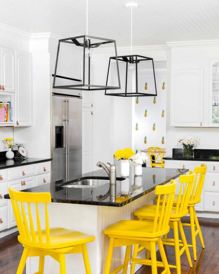 Яскраво жовті або пастельно жовті стільці на фоні білої кухні: фото