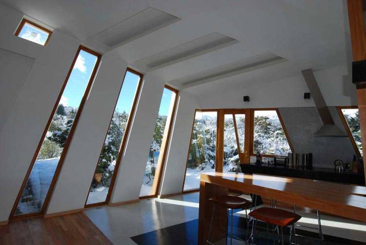 Fenêtres hautes, inclinées et fines du sol au plafond: design, forme, photo, exemples
