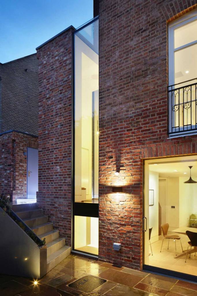 Высокие и тонкие окна от пола до потолка на фасаде дома: дизайн, форма, фото, примеры