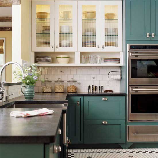 Стильная современная Яркая Кухня приглушенного пастельного бирюзового цвета: фото, дизайн пример