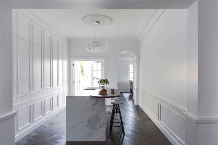 Белая кухня с темным полом | Современный, стильный кухонный шкаф: системы хранения, решения, фото в интерьере, дизайн идеи, примеры