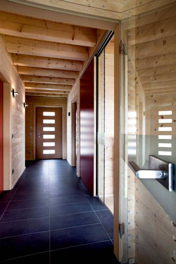 Скляні двері в дерев'яному розумному (смарт) будинку: фото приклади