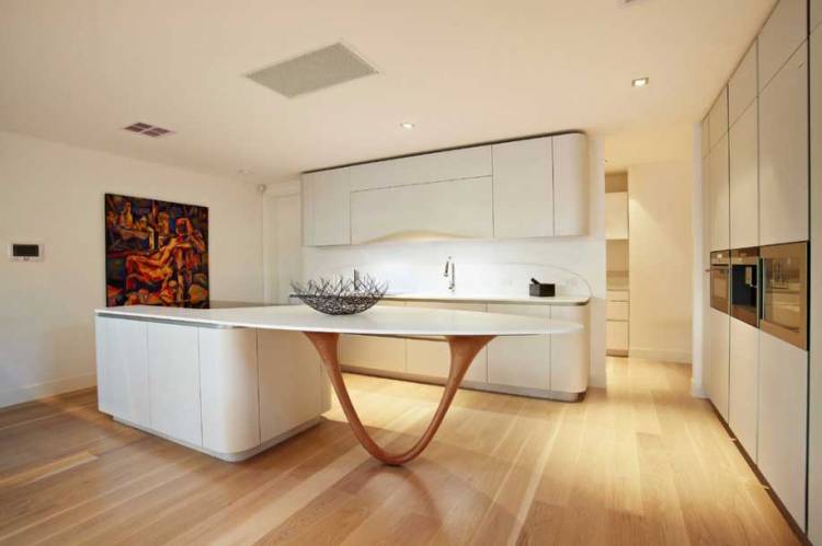 Нестандартная форма кухонных шкафов с глянцевыми фасадами | Современный, стильный кухонный шкаф: системы хранения, решения, фото в интерьере, дизайн идеи, примеры
