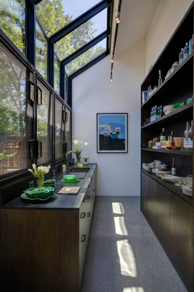 Мебель для узкой кухни с большими окнами | Современный, стильный кухонный шкаф: системы хранения, решения, фото в интерьере, дизайн идеи, примеры
