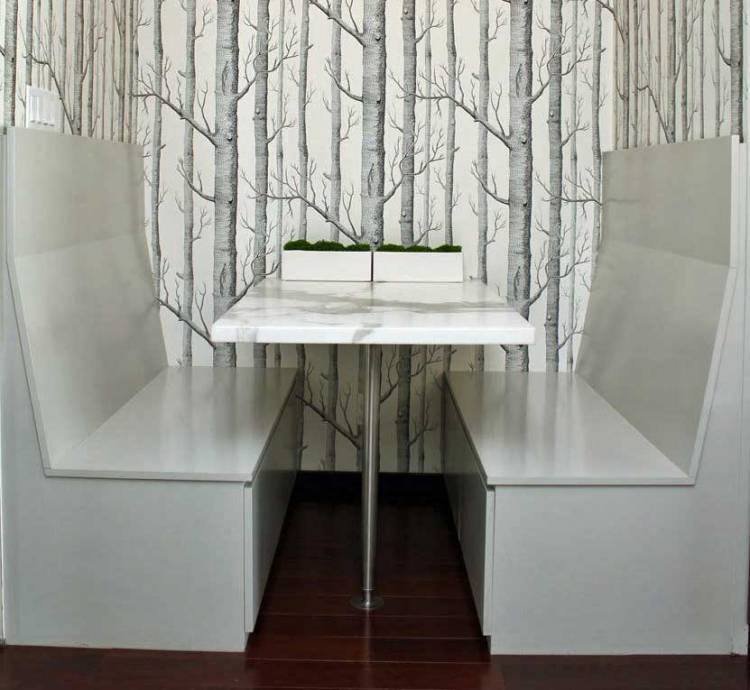 Белый кухонный уголок на фоне пластиковых стеновых панелей с рисунком | Красивый, современный, для маленькой кухни, фото дизайн идеи в интерьере