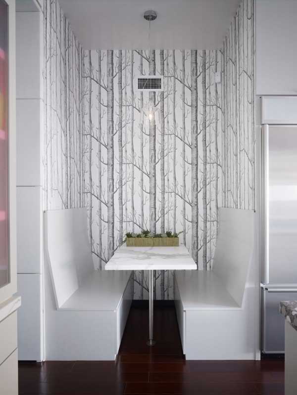 Белый кухонный уголок на фоне пластиковых стеновых панелей с рисунком | Красивый, современный, для маленькой кухни, фото дизайн идеи в интерьере
