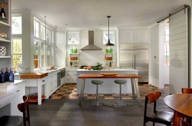 Современная белая кухня с большими окнами | В стиле прованс, кантри, маленькая, дизайн, своими руками, обои: фото, примеры, описание