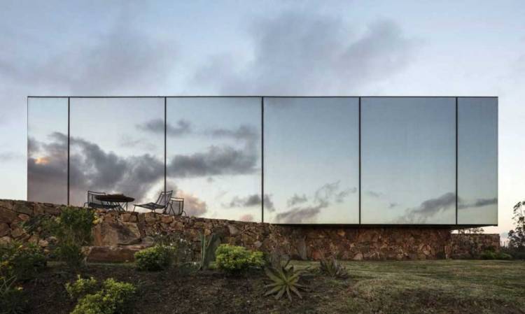 Скляний Фасад красивого готелю серед диких гір: чарівні фото