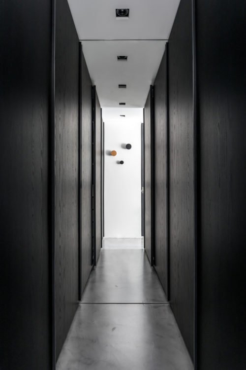 Черно белый минимализм на 80 кв м из бетона, металла и дерева