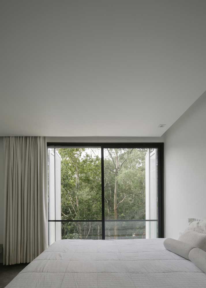 Entwurf von Panoramafenstern in einem privaten Hausfoto
