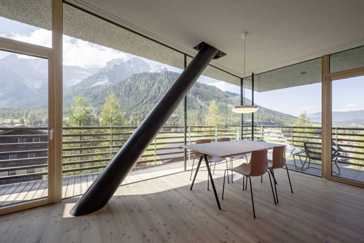 casa en la ladera con terraza