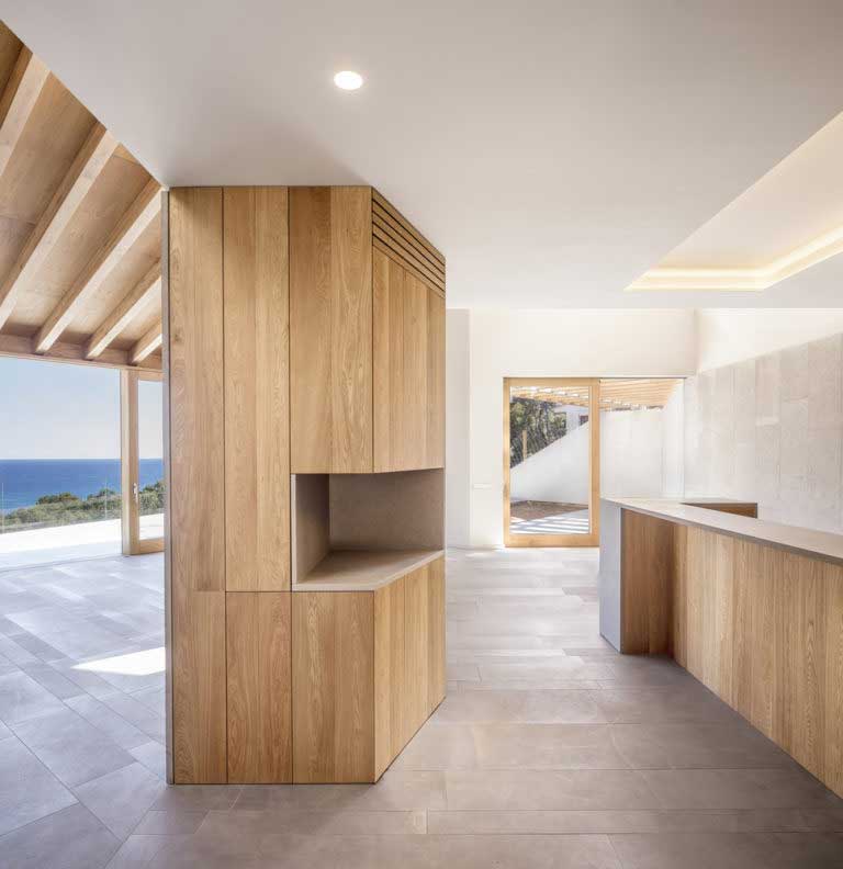Hillside House Design — Fresh Ideas for Slopes, Foundations & Modern Homes