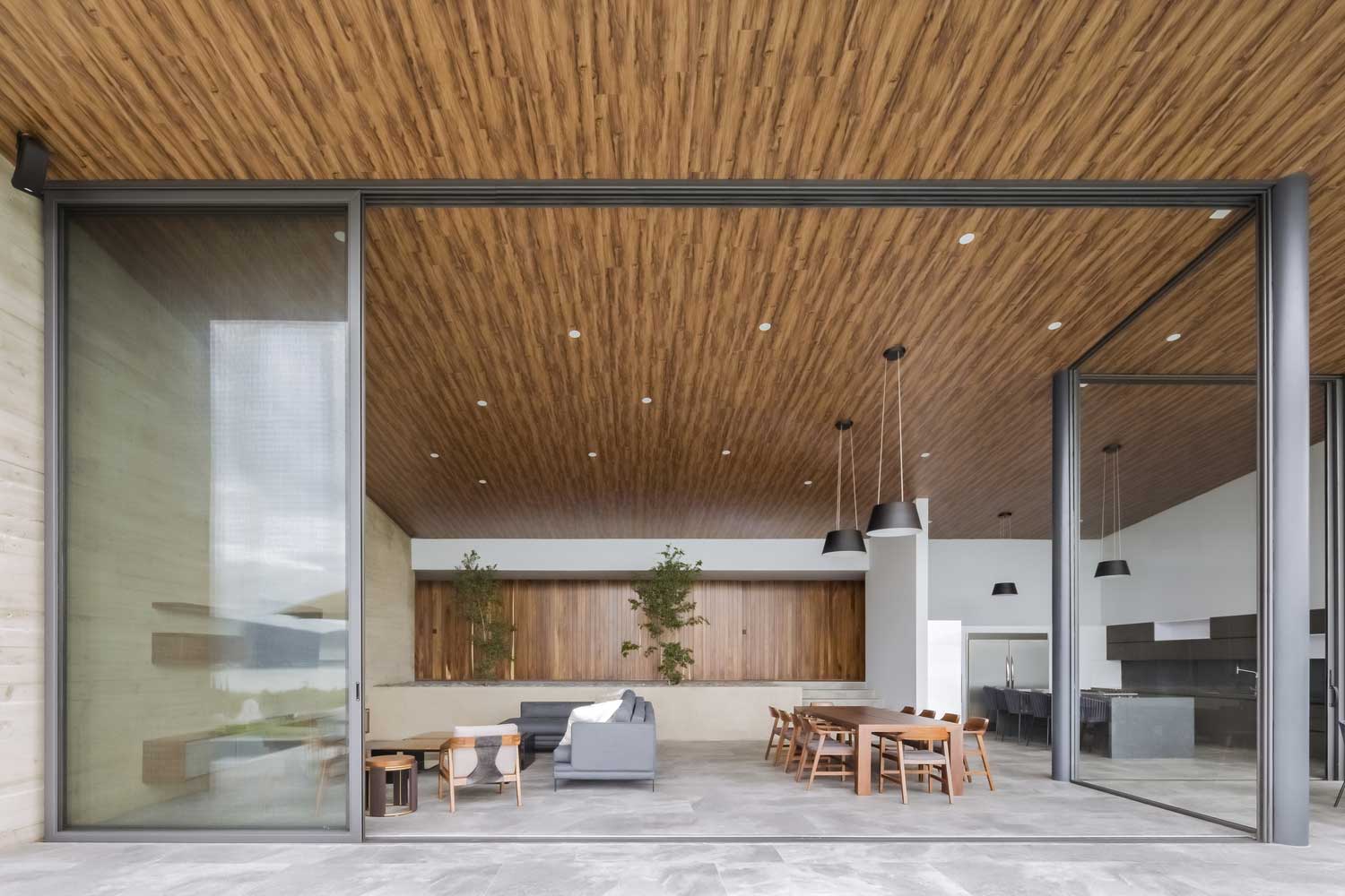 Idée de design moderne pour un plafond unique dans le salon et sur la terrasse