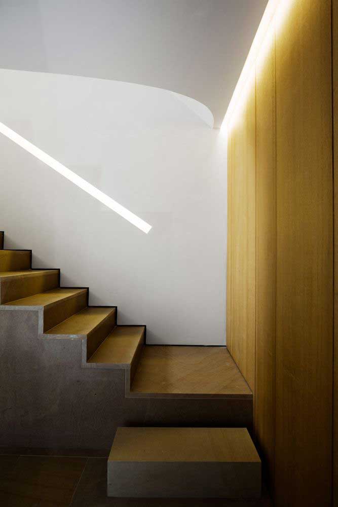 Idea de escalera moderna con iluminación