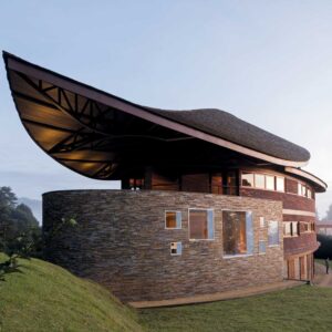Telhado complexo como o principal elemento arquitetônico de uma eco-casa estilizada