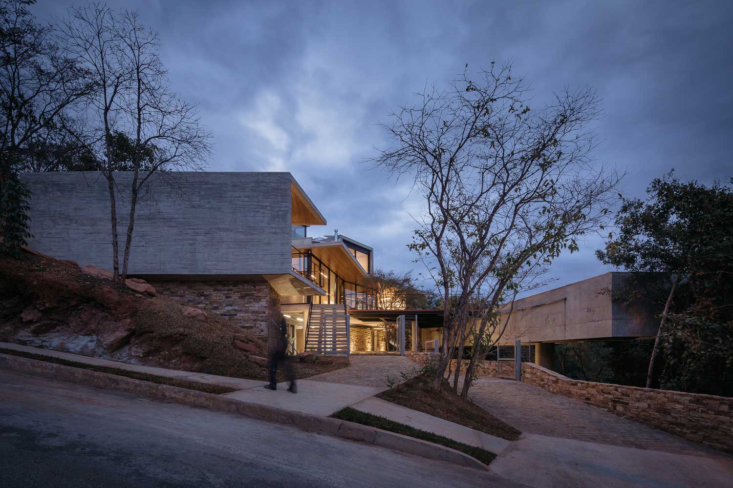 Casa en la Ladera con Terraza – 411 m² de innovaciones en arquitectura