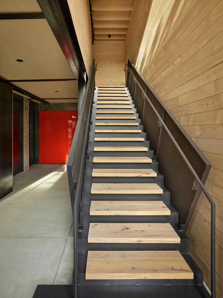 деревянная лестница с металлическими перилами
