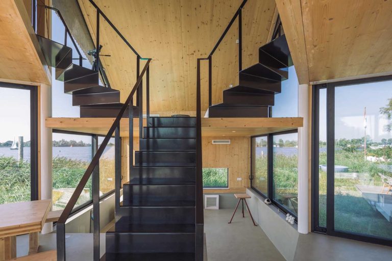 Vidros panorâmicos como parte da construção de uma escada para uma casa
