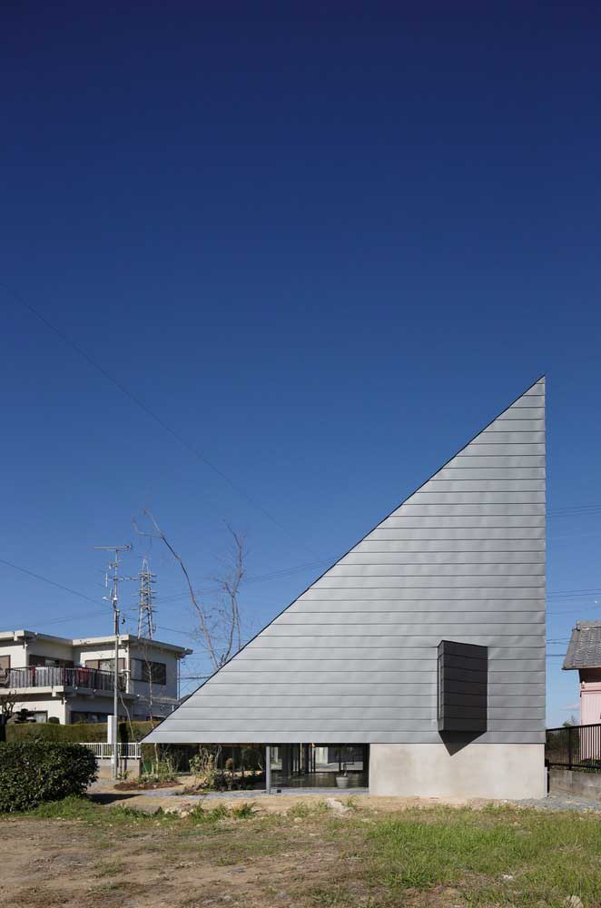 La Casa Prefabricada con Techo Inclinado – Proyecto inusual en Japón