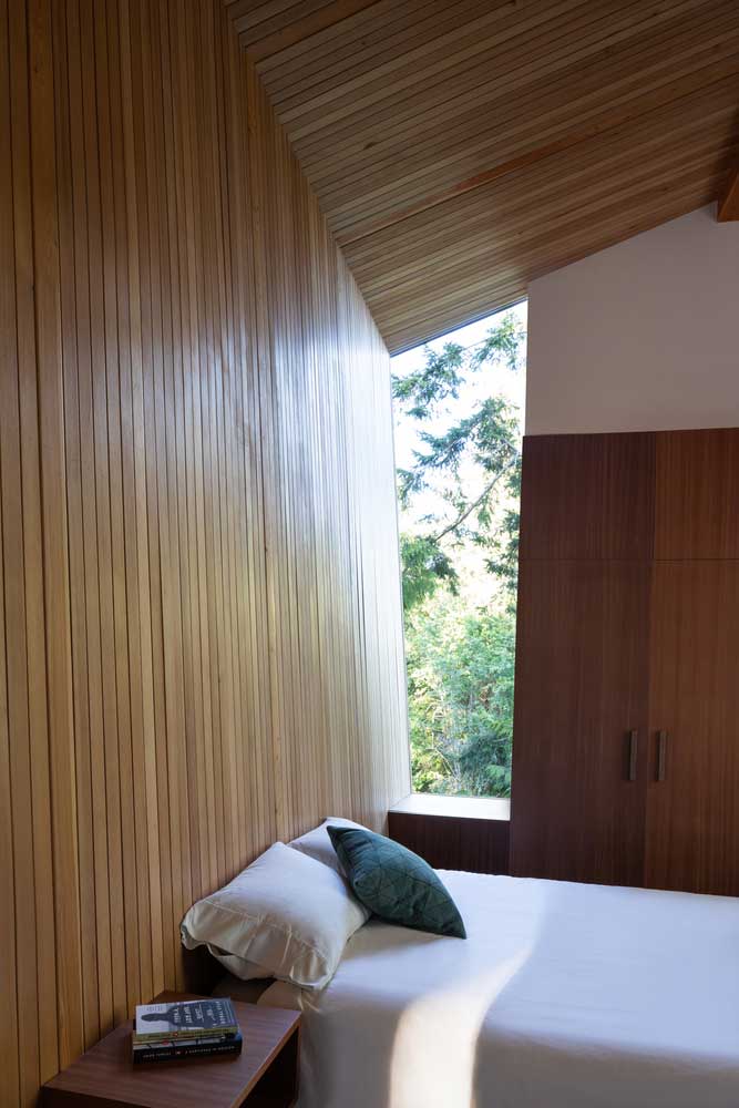деревянная облицовка стен и потолка в спальне