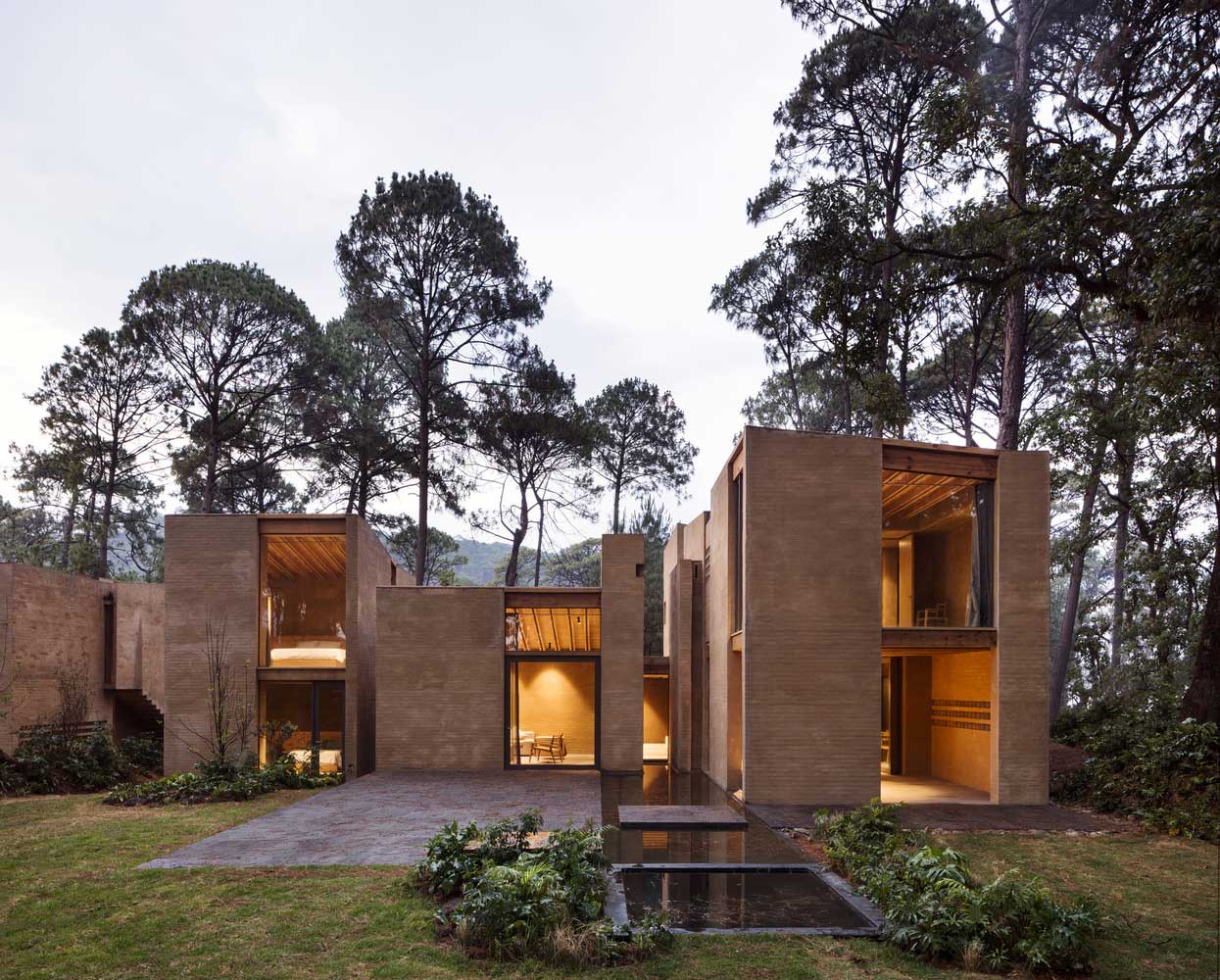 Comment intégrer une maison en brique moderne avec la nature ?