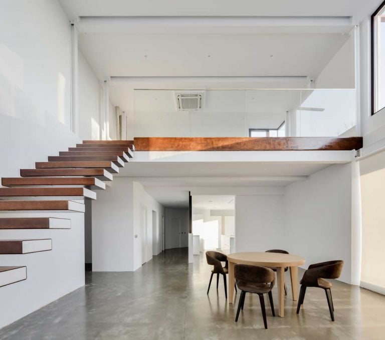 Idea of a straight hovering staircase
