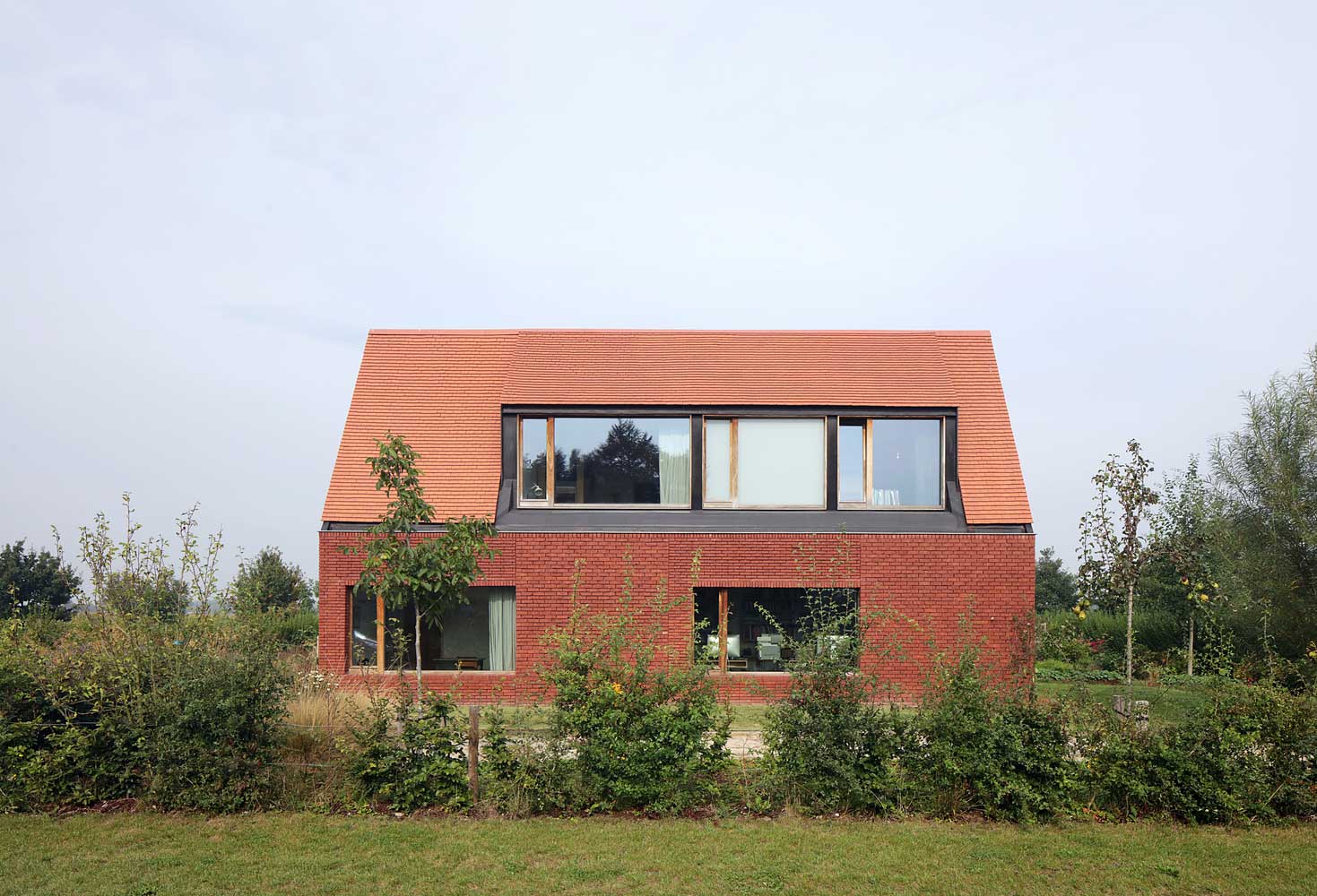 Fassade eines zweistöckigen Backsteinhauses im Stil des Dekonstruktivismus