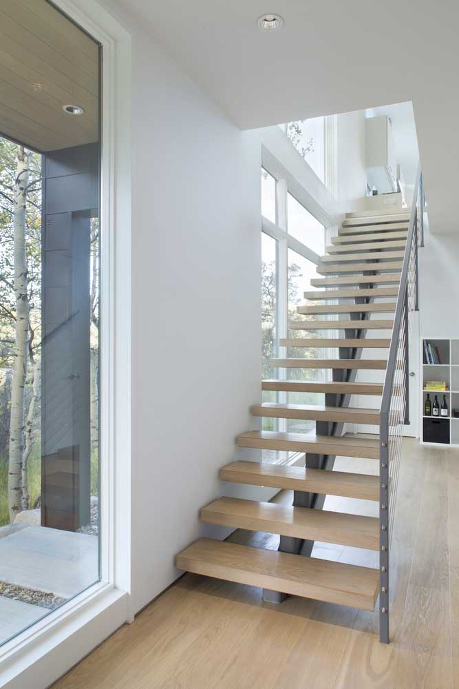 moderne Treppe in den zweiten Stock
