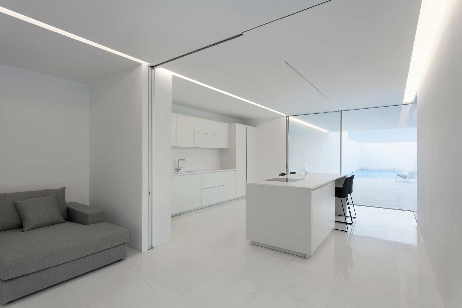 8+ Diseños de Techos Blancos de Moda en Interiores Modernos