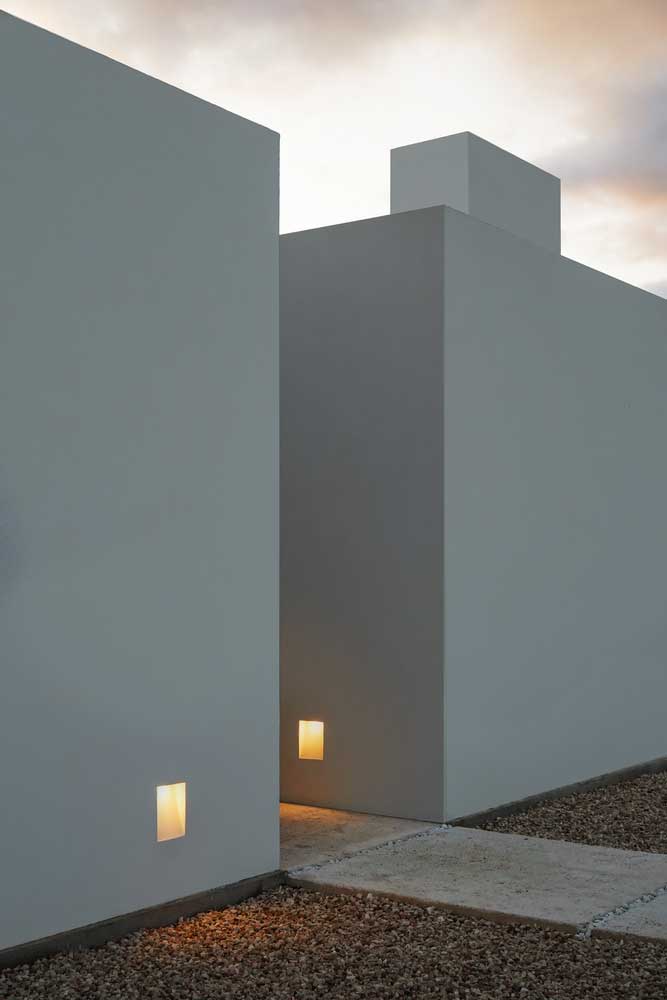 Diseños de Casas Modernas Pequeñas / Proyecto Blanco Entre Colinas Verdes / E-House