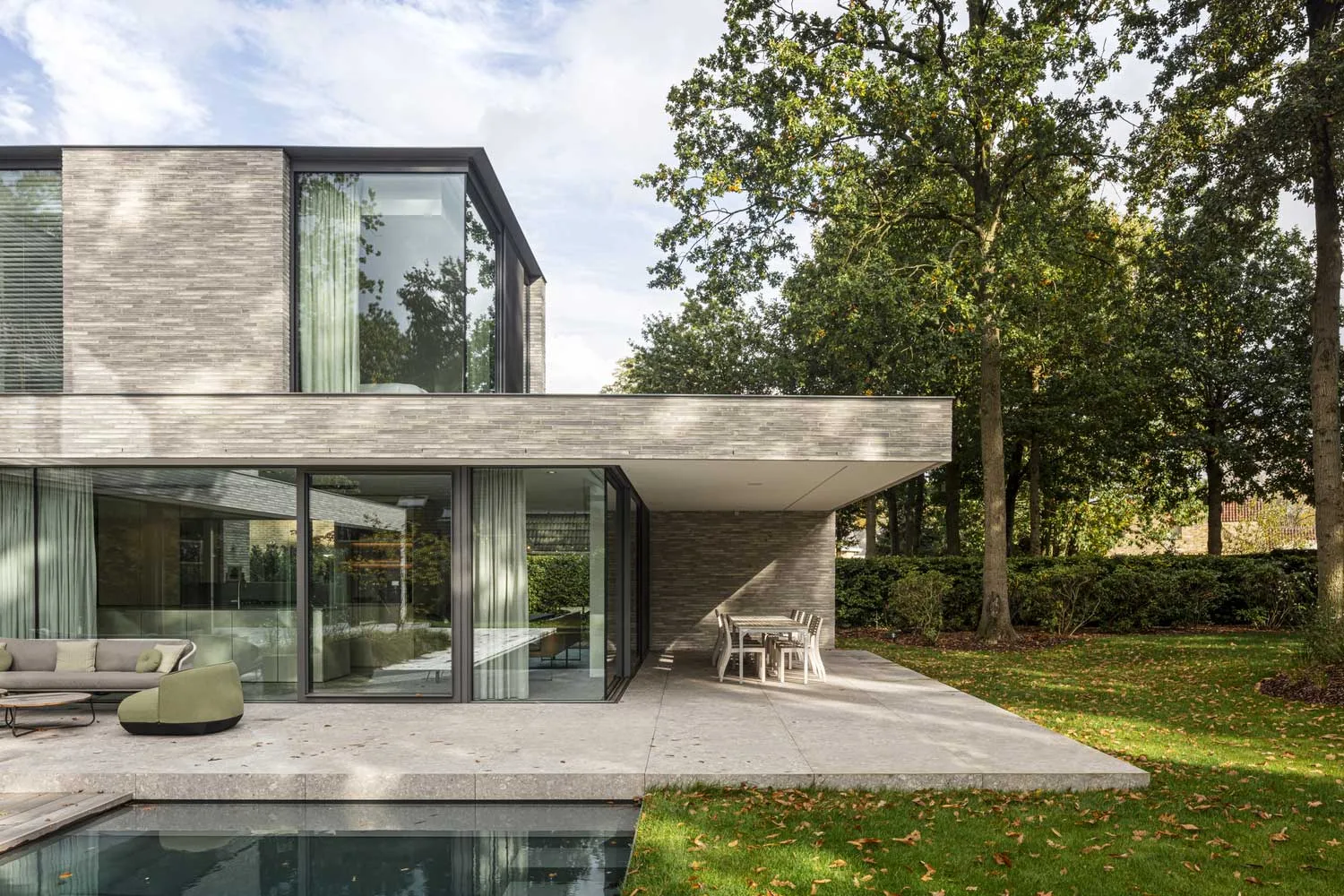 Multifunctional 2 Story House With Pool and a Study