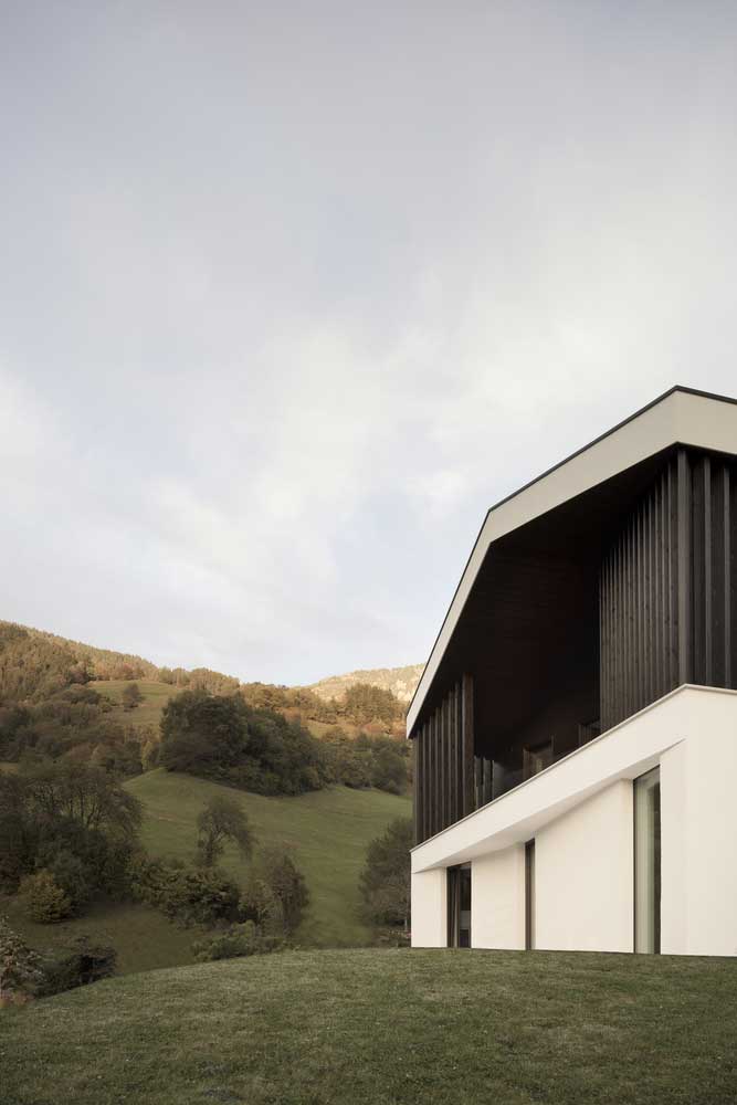 zweistöckiges Haus mit Satteldach im alpinen Stil