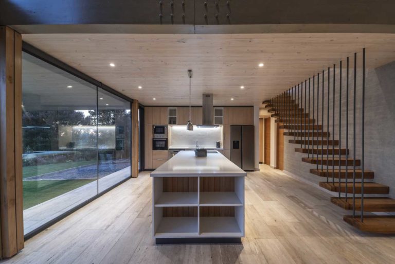 Потолок с деревянной отделкой как современный тренд