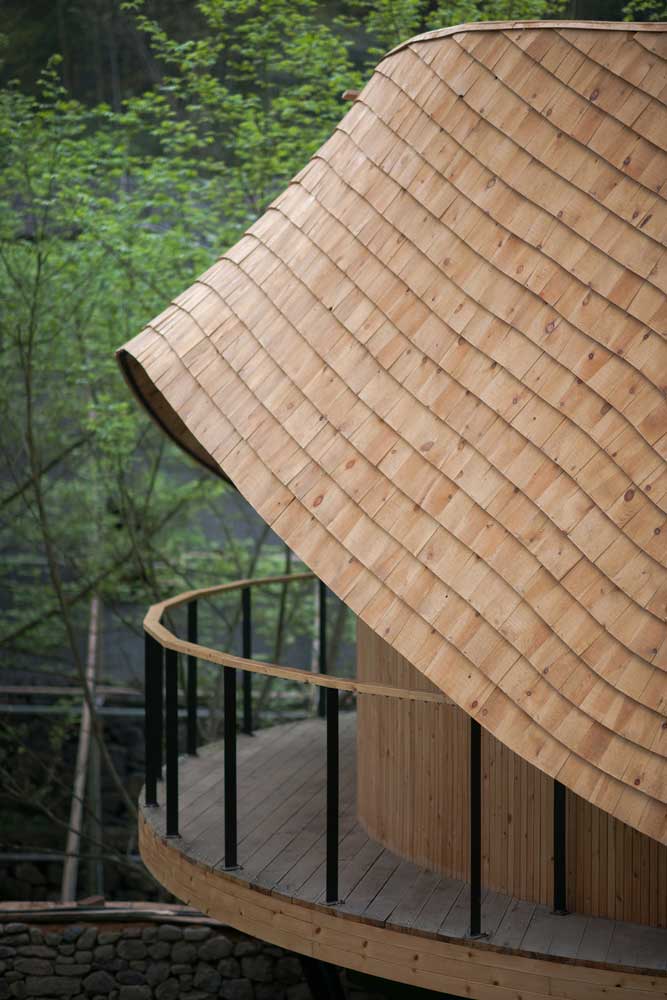 UNIQUE DESIGN OF A WOODEN HOUSE WITH A CURVED ROOF / TREEWOW O