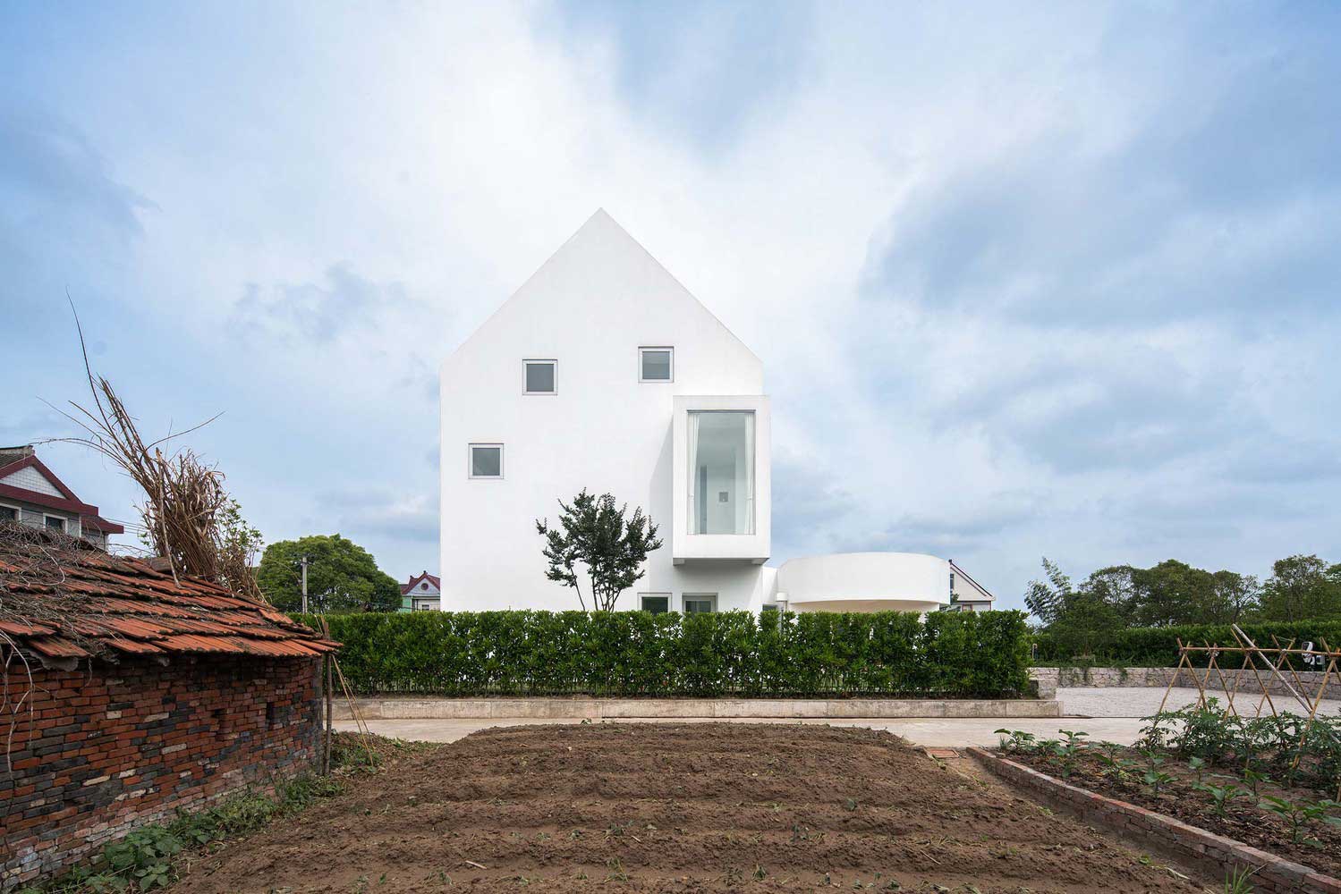 3 Features of the Ultra-modern White Barnhouse / L House