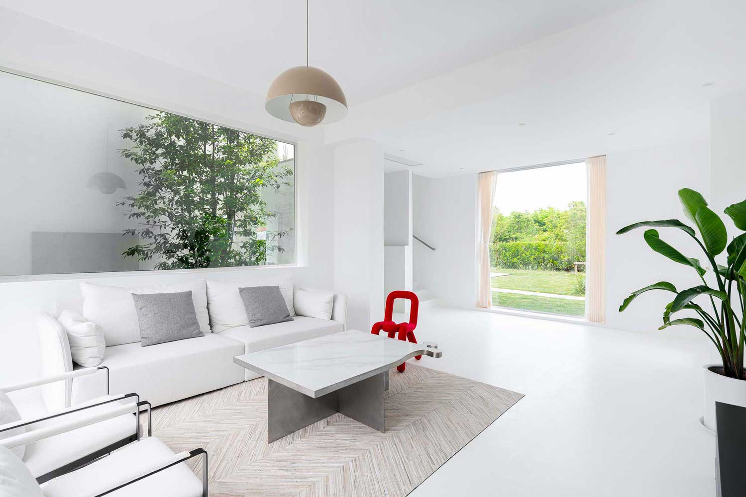 3 Features of the Ultra-modern White Barnhouse / L House