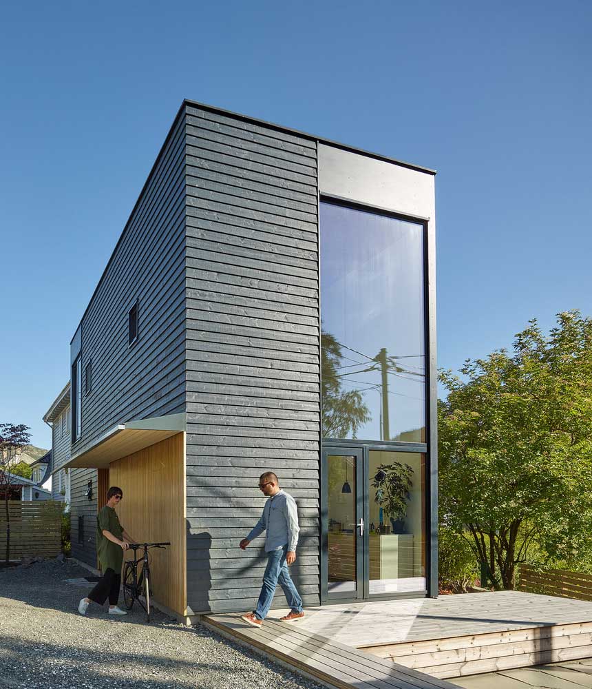 NARROW TWO-STOREY HOUSE WITH MODERN WOOD FINISHES