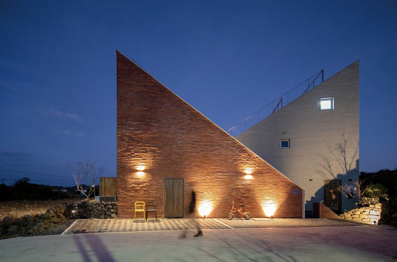 Unique Design Red and White Brick House / Stair House