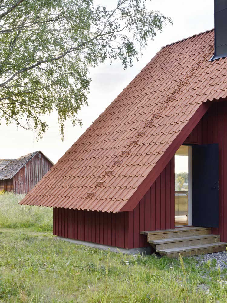 Компактный Каркасный Дачный Дом с Красным Фасадом и Крышей / Bollbacken Cottage