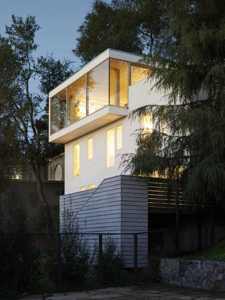 vitrage en saillie sur la façade d'une maison moderne