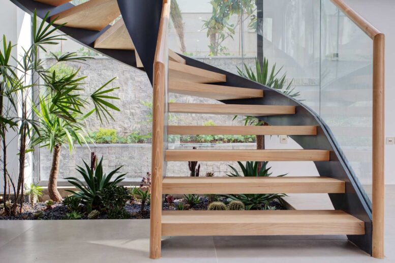Diseño de escalera de madera simple