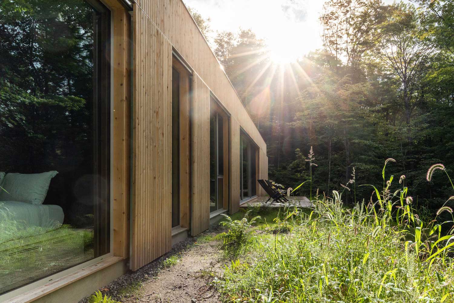 деревянный дом с панорамными окнами: фото