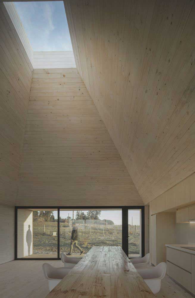 деревянный одноэтажный домик с интересной формой крыши