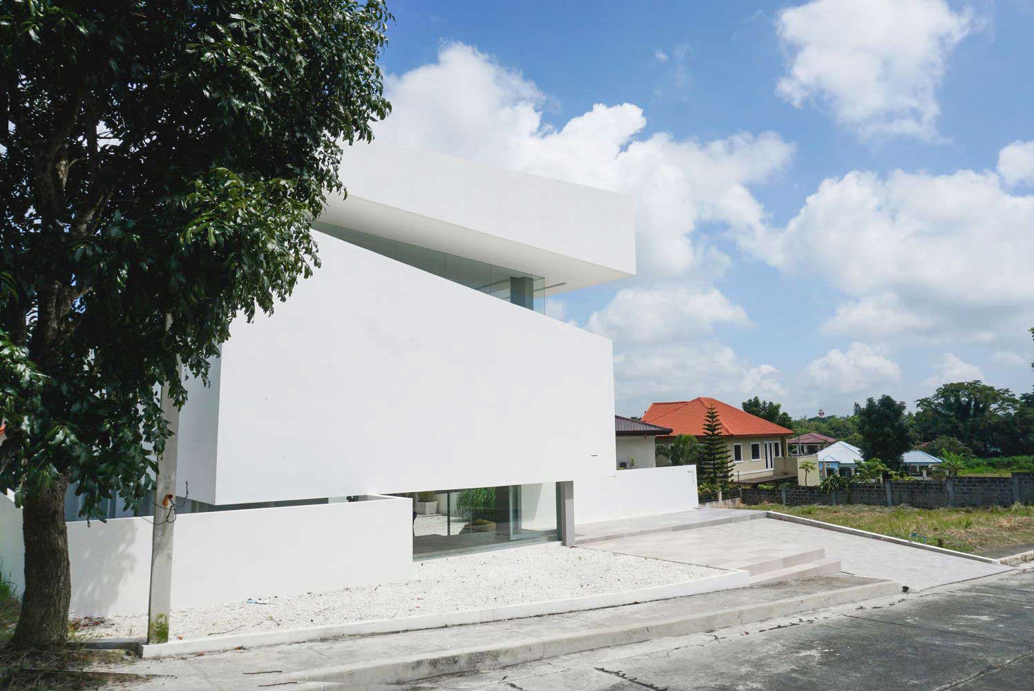 2-storey minimalist house design with panoramic windows