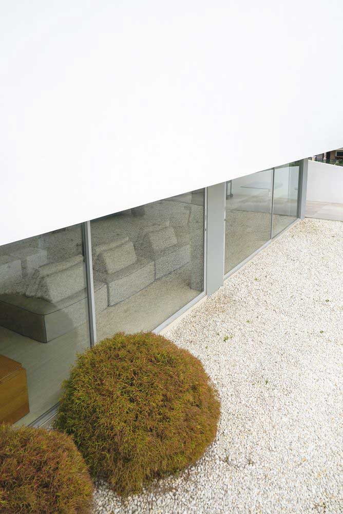 2-storey minimalist house design: glazing of the first floor