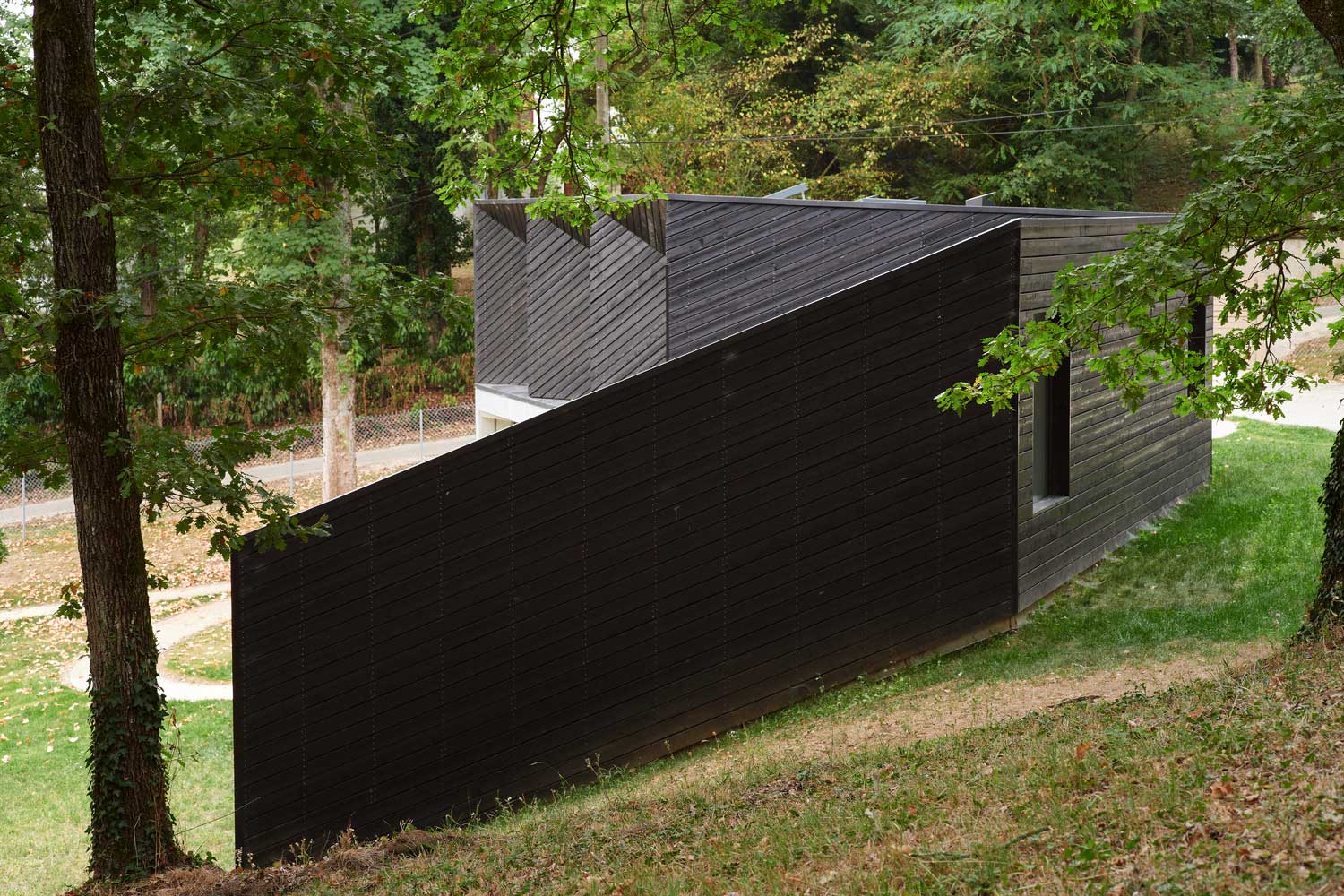 facade, exterior of a house with windows on one side: photos, images